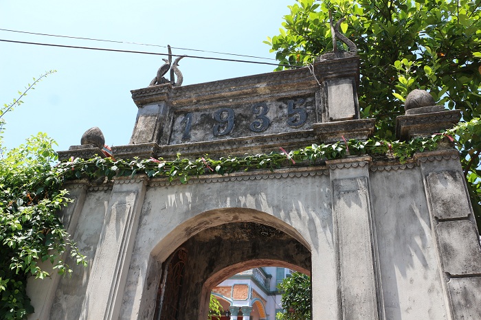 nom village close to hanoi old portico